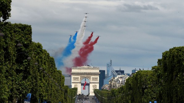 la-patrouille-de-france-survole-l-arc-de-triomphe-le-14-juillet-2016-a-paris-au-debut-du-traditionnel-defile_5637777